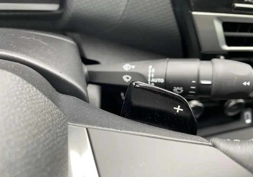 Gros plan sur la palette de changement de rapports au volant de la Citroën C4 X 2022, finition Shine+.