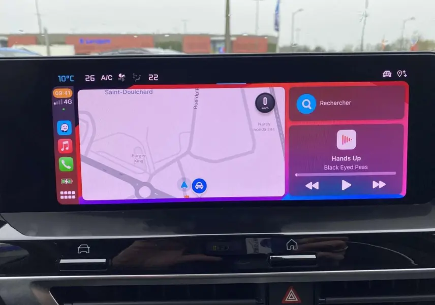 Écran tactile central de la Citroën C4 X rouge Elixir affichant la navigation et la musique en extérieur.