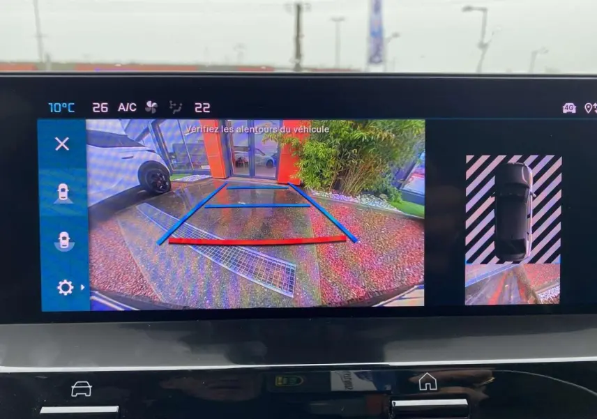 Affichage caméra de recul et vue 360° sur écran tactile d'une Citroën C4 X rouge Elixir, aidant au stationnement arrière.