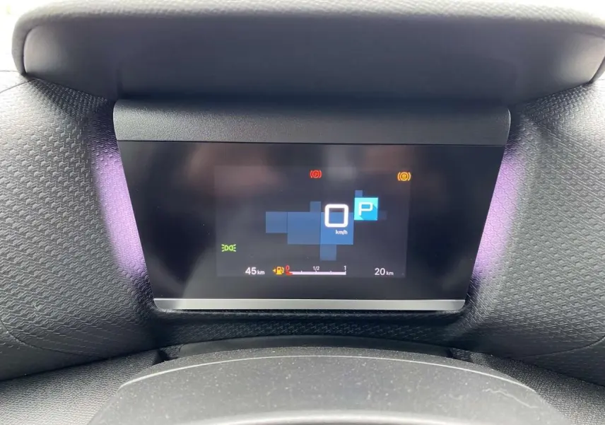 Affichage numérique couleur du combiné de bord de la Citroën C4 X 2022 en position parking, avec indicateurs lumineux.