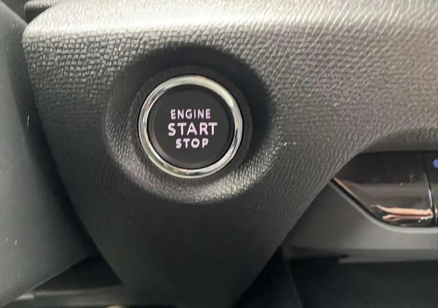 Bouton moteur start/stop en gros plan sur le tableau de bord intérieur de la Citroën C4 X rouge Elixir 2022.