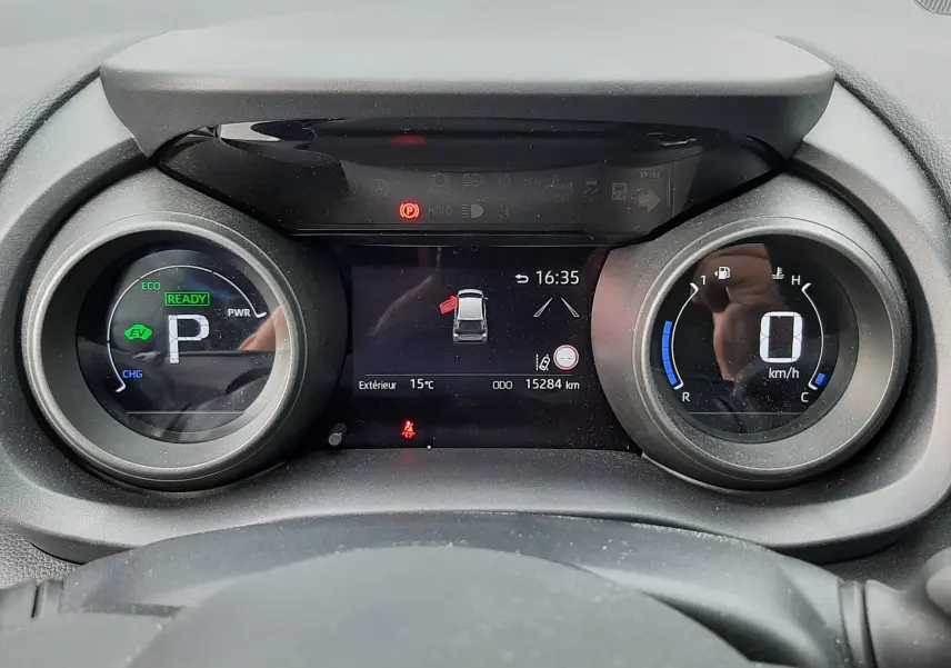 Vue rapprochée du tableau de bord numérique de la Toyota Yaris hybride 2023, affichant la vitesse et l'état du véhicule.