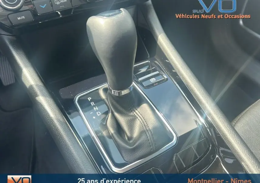 Le levier de vitesses automatique du Jeep Compass 2024 en gros plan, finition noire brillante.