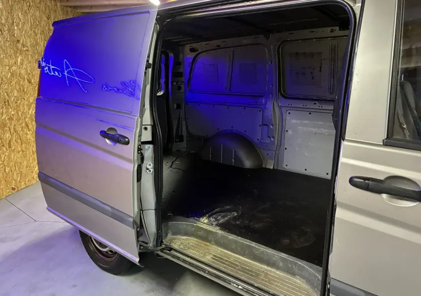 Vue latérale gauche du Mercedes Vito 2.8 113 CDI gris 2012 avec porte coulissante ouverte montrant l'intérieur utilitaire vide.