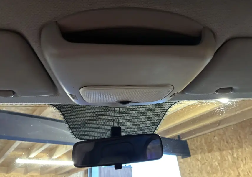 Vue intérieure du plafond avant avec poignée et plafonnier gris clair du Mercedes Vito 2.8 113 CDI fourgon long 2012.