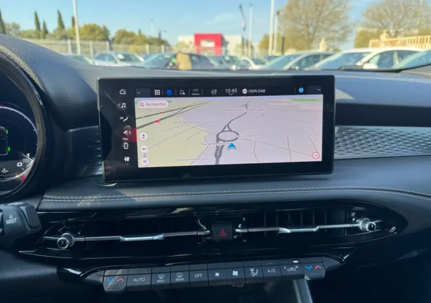 Vue intérieure centrée sur l’écran tactile du tableau de bord de l’Alfa Romeo Tonale 2025, affichant la navigation.
