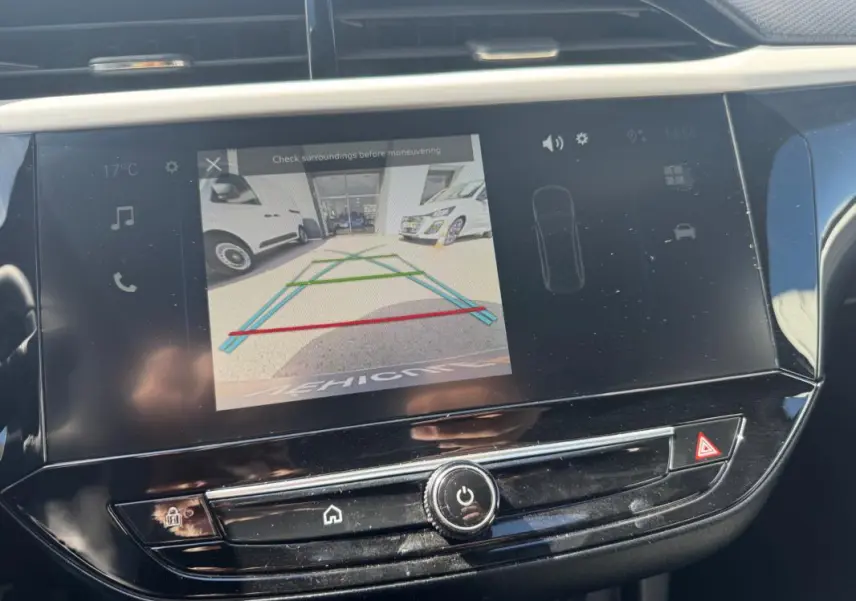 Écran central de la console d’une Opel Corsa 2025 noir montrant la caméra de recul avec guidage coloré.