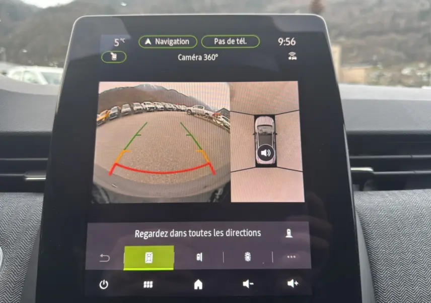 Écran central de la Renault Clio 2025 affichant la caméra 360° avec vue arrière et vue aérienne du véhicule.