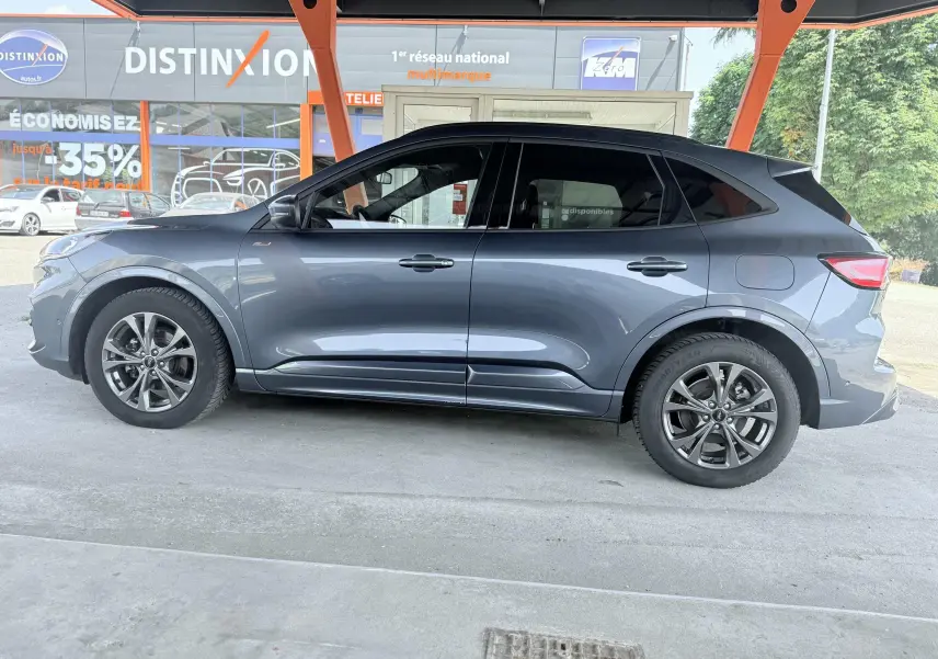 Vue de profil côté gauche d'un Ford Kuga 2.0 EcoBlue 120 BVA ST-Line X bleu azur avec jantes alliage 18 pouces.