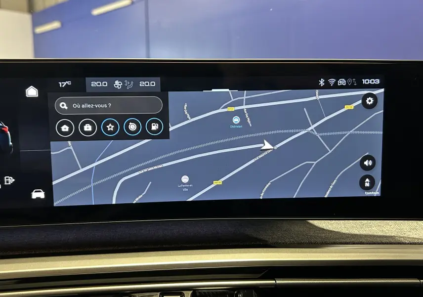 Écran central du tableau de bord du Peugeot 5008 Hybrid blanc, affichant la navigation GPS en mode nuit.