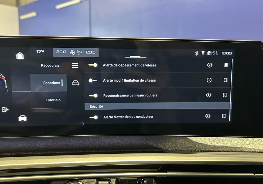 Écran tactile intérieur du Peugeot 5008 Hybrid 2025 affichant les options de sécurité et alertes conducteur.
