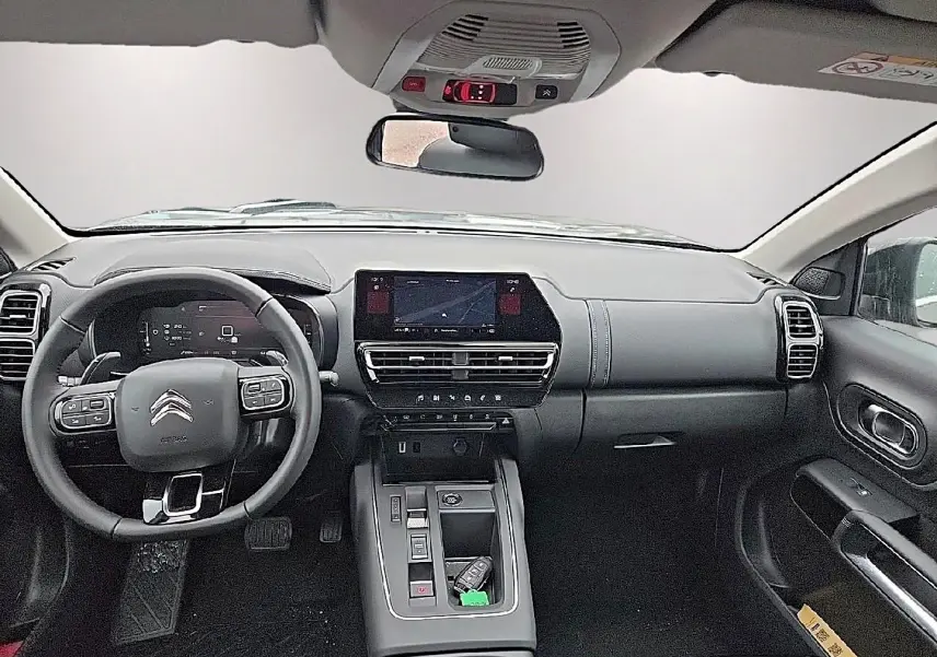 Vue intérieure avant du Citroën C5 Aircross gris, avec tableau de bord moderne et écran tactile central.