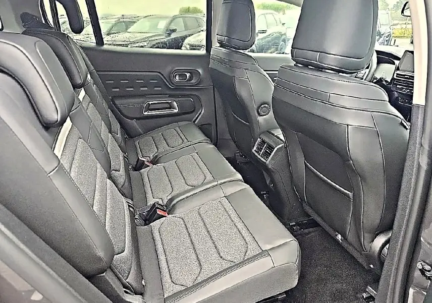 Vue intérieure côté gauche sur la deuxième rangée de sièges individuels en tissu gris du Citroën C5 Aircross 2025.