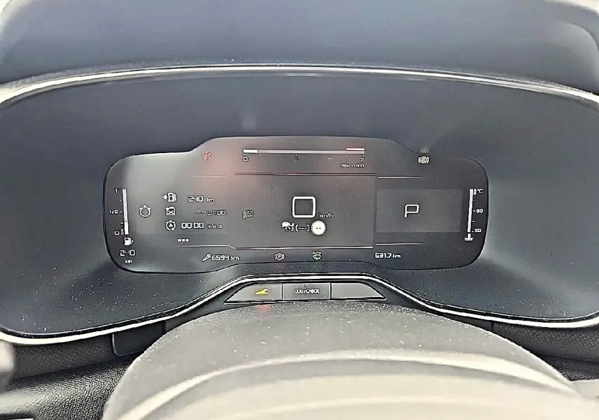 Tableau de bord numérique du Citroën C5 Aircross gris, affichage digital avec compteur et indicateurs variés.