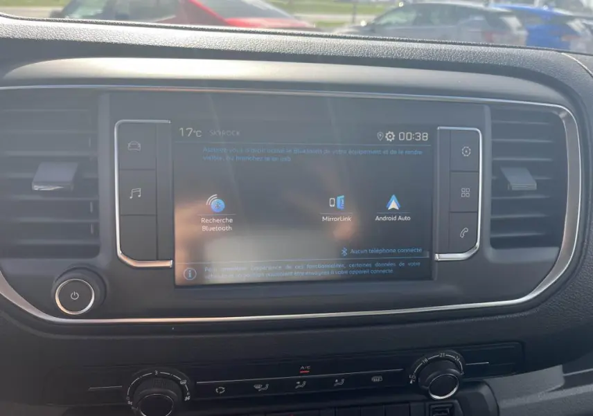 Écran tactile central du tableau de bord du Peugeot Expert Fourgon gris, avec commandes climatisation et ventilation visibles.