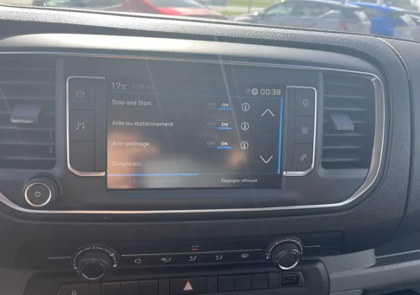 Écran tactile central du tableau de bord du Peugeot Expert Fourgon gris platinium, affichant les réglages d'aide à la conduite.