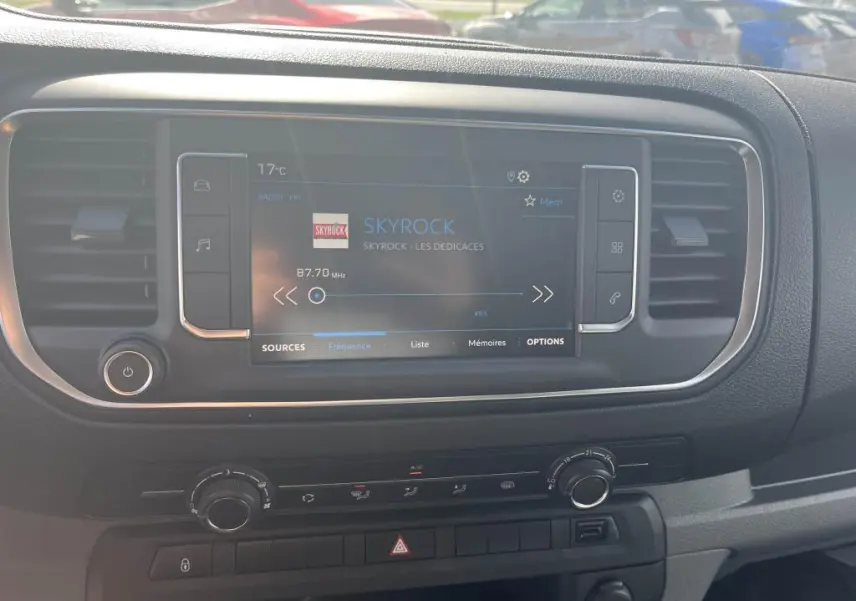 Tableau de bord du Peugeot Expert Fourgon 2023 avec écran tactile radio et commandes de climatisation visibles.