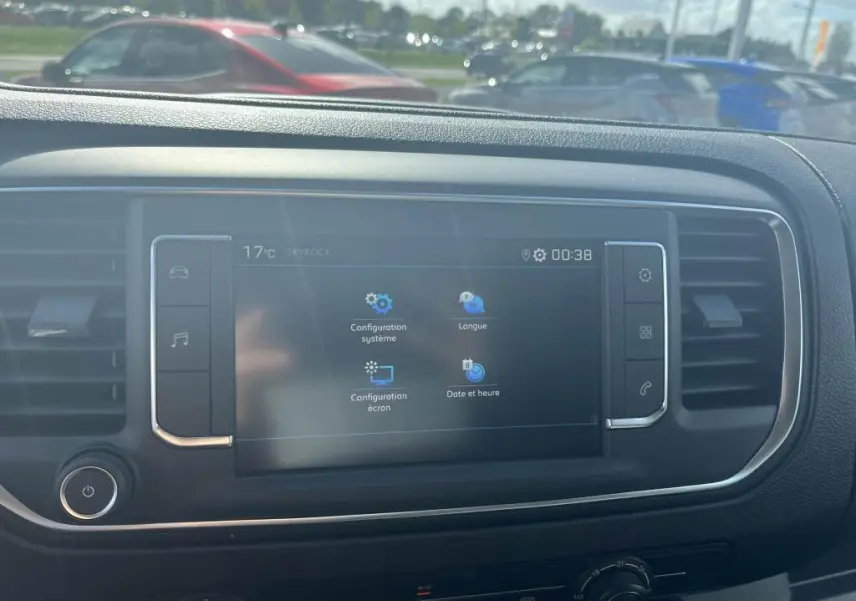 Écran tactile central du tableau de bord du Peugeot Expert Fourgon gris platinium, avec réglages système affichés.