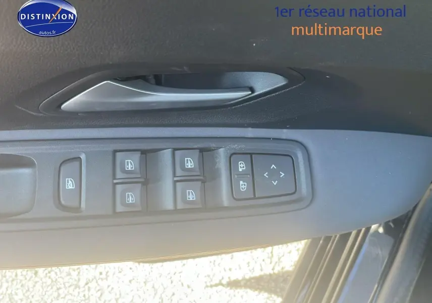 Vue rapprochée des commandes des vitres et rétroviseurs sur la porte côté gauche d’un Dacia Jogger noir nacré 2024.