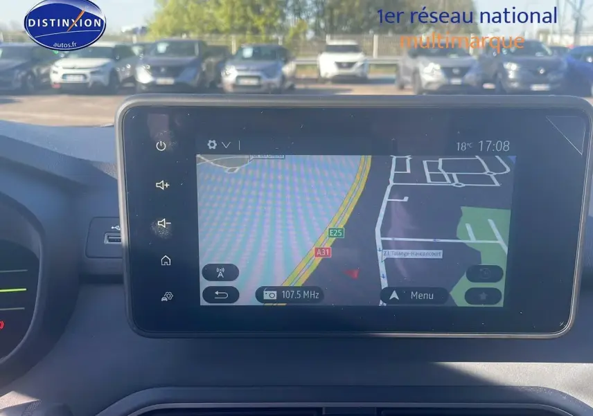 Écran tactile central du tableau de bord du Dacia Jogger 1.6 hybrid noir nacré, avec navigation affichée.
