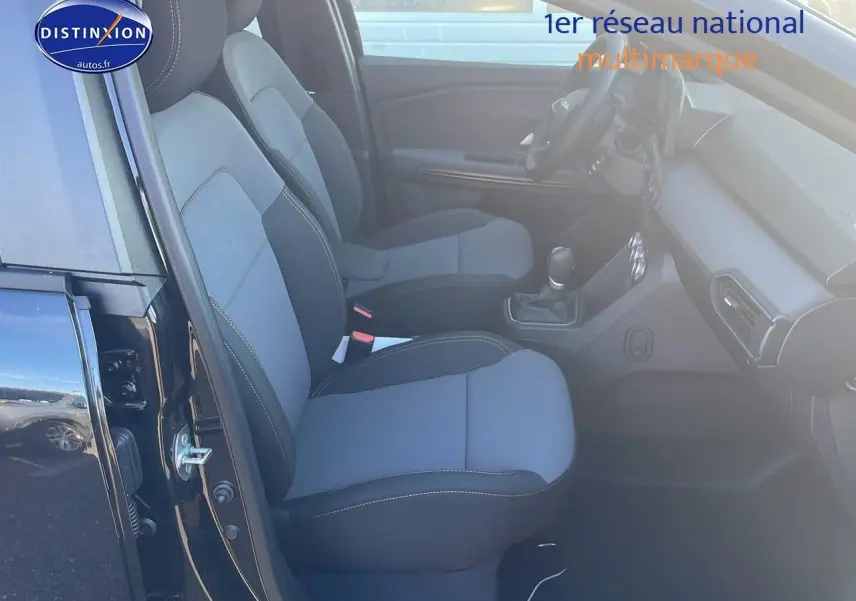 Vue intérieure côté gauche du DACIA JOGGER noir nacré 2024, montrant les sièges avant et le tableau de bord.