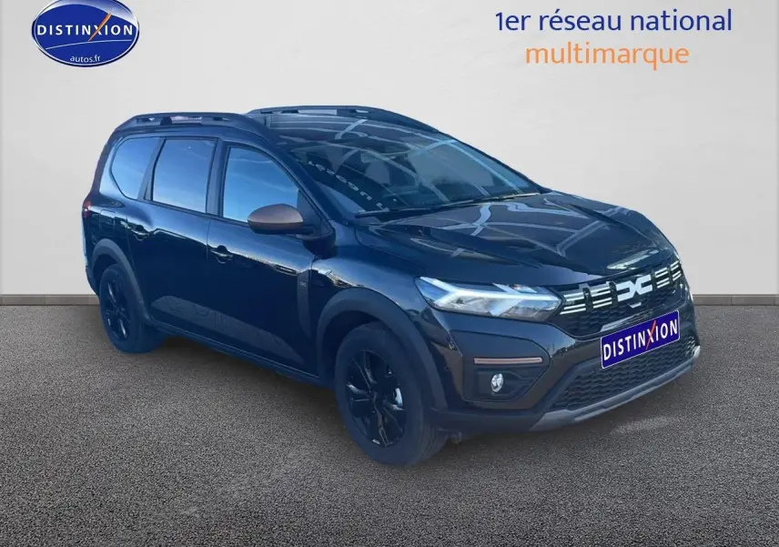 Dacia Jogger 1.6 hybrid noir nacré en 3/4 avant droit avec barres de toit et jantes noires.