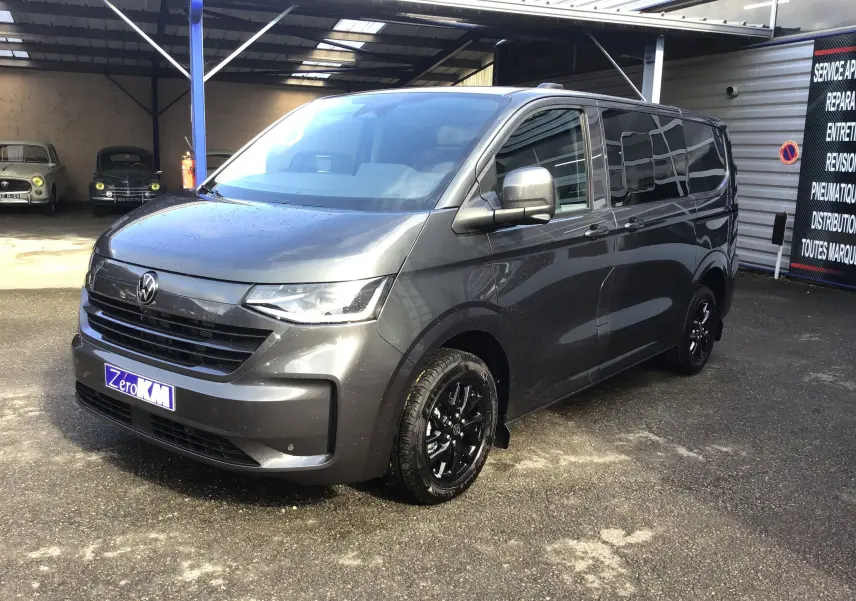 Volkswagen Transporter ProCab gris anthracite vu en 3/4 avant droit avec jantes alu noires diamantées.