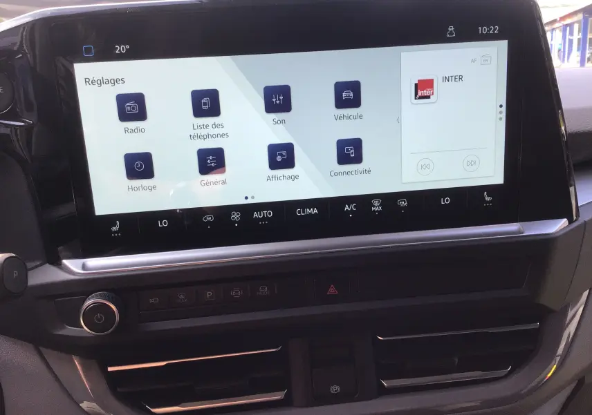 Écran tactile central du tableau de bord du Volkswagen Transporter ProCab 2025 gris anthracite affichant les réglages multimédia et climatisation.