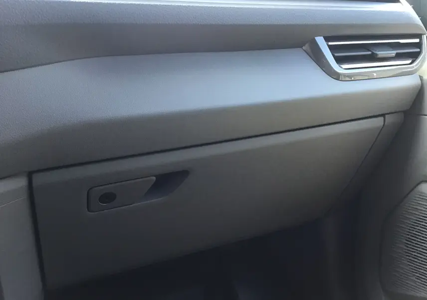 Gros plan sur la boîte à gants verrouillable gris anthracite du Volkswagen Transporter ProCab T7 2025 côté passager.