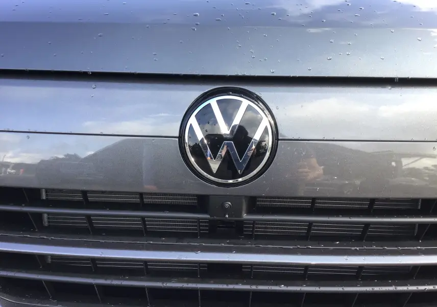 Gros plan sur la calandre gris anthracite du Volkswagen Transporter ProCab 2025 avec logo VW et caméra frontale intégrée.