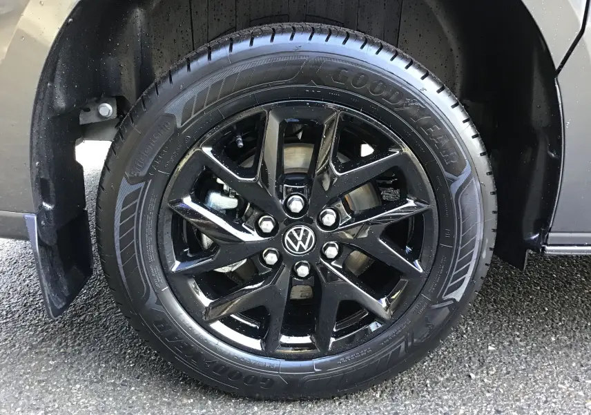 Gros plan sur la roue avant gauche du Volkswagen Transporter ProCab gris anthracite avec jante alu noire brillante diamantée.