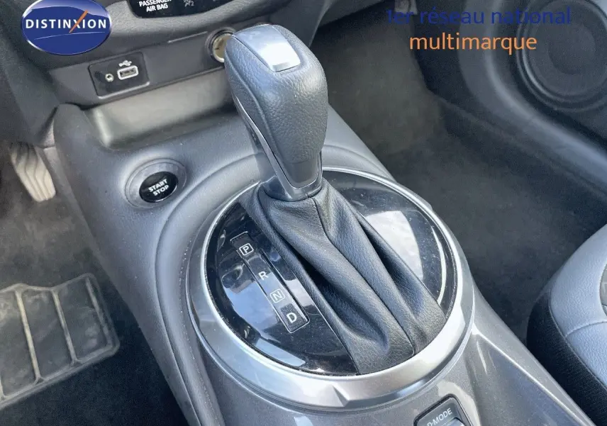 Le levier de vitesses automatique en cuir noir du Nissan Juke 2024, avec bouton start/stop et mode D visible.