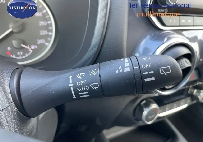 Gros plan sur la commande d'essuie-glace du Nissan Juke 2024, intérieur noir avec détails de tableau de bord visibles.