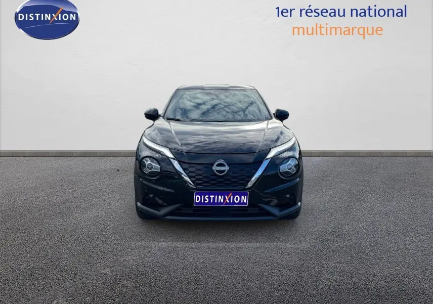Vue frontale d'un Nissan Juke 1.6 HEV 143ch N-Connecta noir métal avec calandre en V et phares ronds distinctifs.