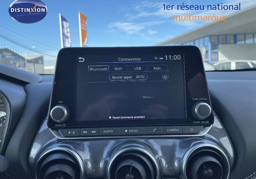 Écran tactile central affichant les options de connexion Bluetooth, WiFi, USB dans l'habitacle du Nissan Juke noir métal 2024.
