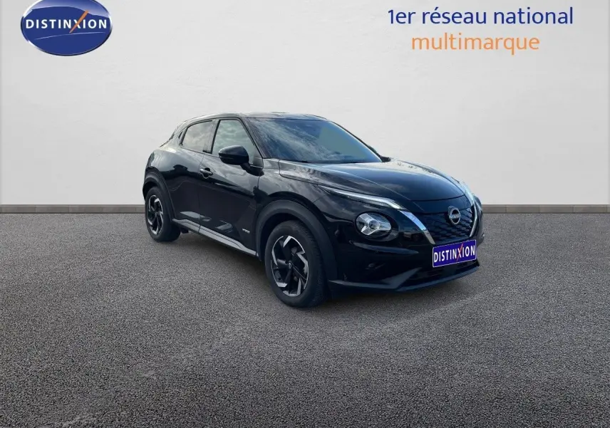 Nissan Juke 2024 noir métal en 3/4 avant droit, mettant en valeur ses jantes biton et son design compact urbain.