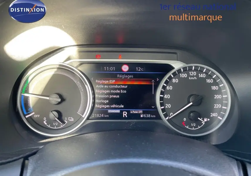 Tableau de bord du Nissan Juke 2024 hybride noir, affichant l'écran de réglages et compteurs à 11h01.