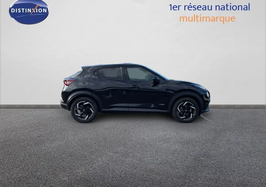 Profil côté gauche du Nissan Juke 1.6 HEV 143ch noir métal 2024, soulignant ses jantes bi-ton et lignes dynamiques.