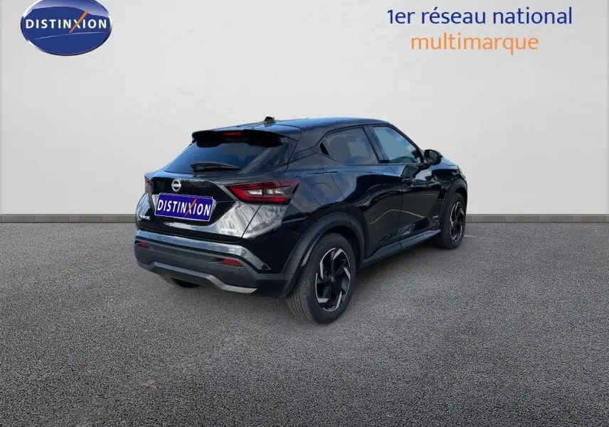 Vue 3/4 arrière droite du Nissan Juke 2024 noir métal avec jantes noires et détails modernes sur fond neutre.