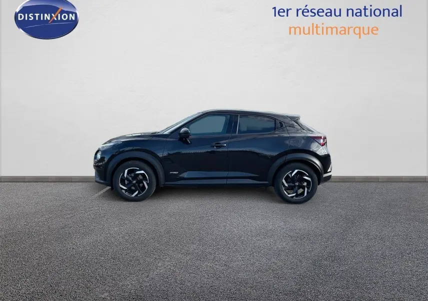 Profil côté gauche du Nissan Juke 2024 noir métal hybride, soulignant ses jantes bi-ton et lignes compactes.
