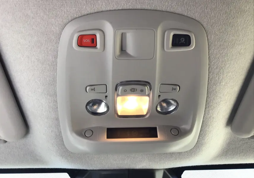 Plafonnier intérieur allumé avec boutons SOS et assistance, dans un Peugeot Expert Fourgon blanc 2025.