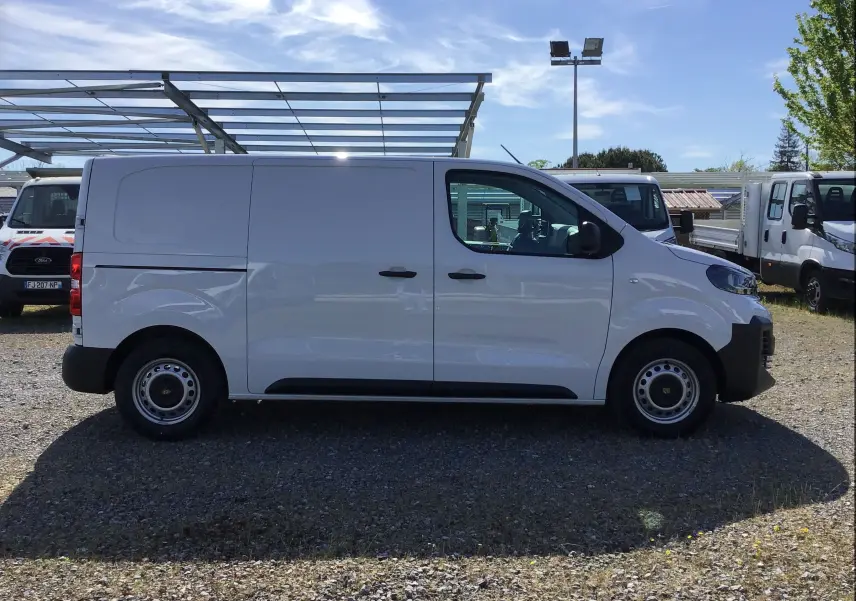 Profil côté gauche d'un Peugeot Expert Fourgon blanc 2025, version M 1.5 BlueHDi 120 avec portes latérales et jantes acier.