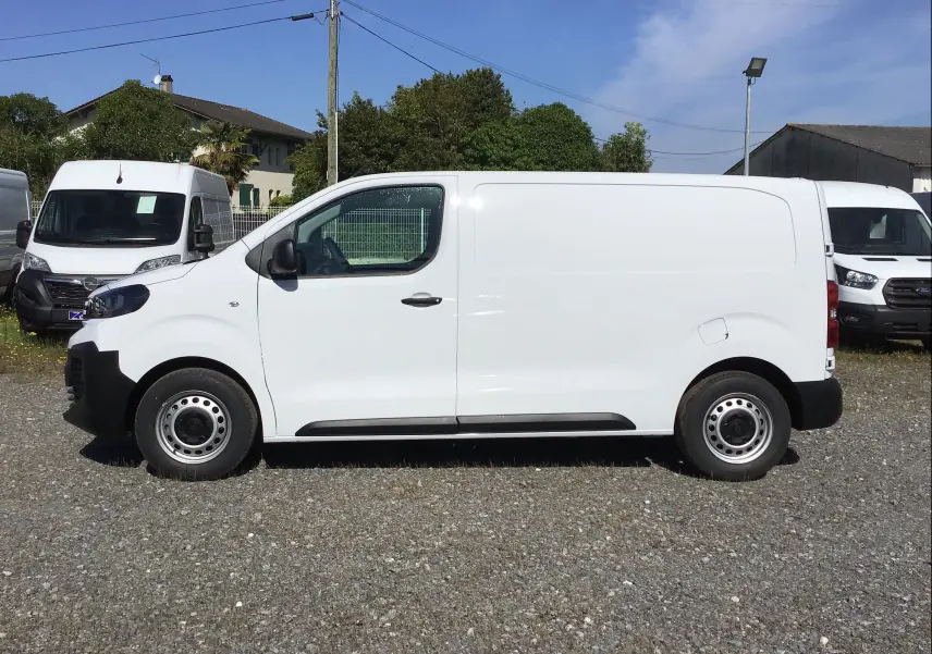 Profil latéral droit d'un Peugeot Expert Fourgon blanc 2025, avec portes coulissantes et jantes acier simples.