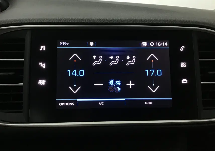 Écran tactile central du tableau de bord de la Peugeot 308 SW blanc, affichant la climatisation automatique avec réglages de température.