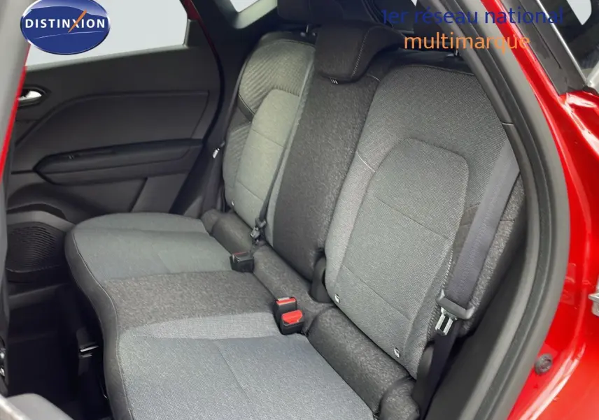 Vue intérieure côté gauche des sièges arrière gris du Renault Captur E-Tech hybride rouge passion toit noir 2025