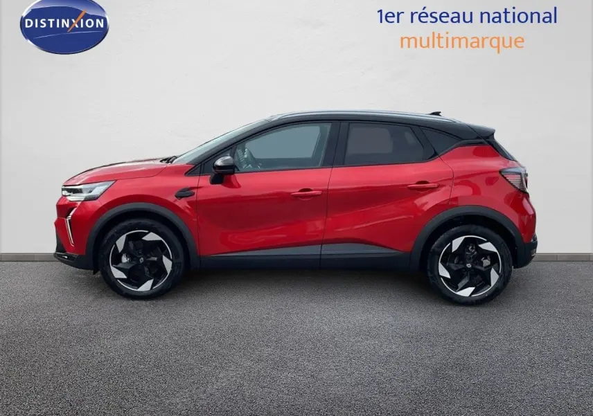 Profil côté gauche du Renault Captur E-Tech hybride rouge passion avec toit noir et jantes bi-ton 18 pouces.