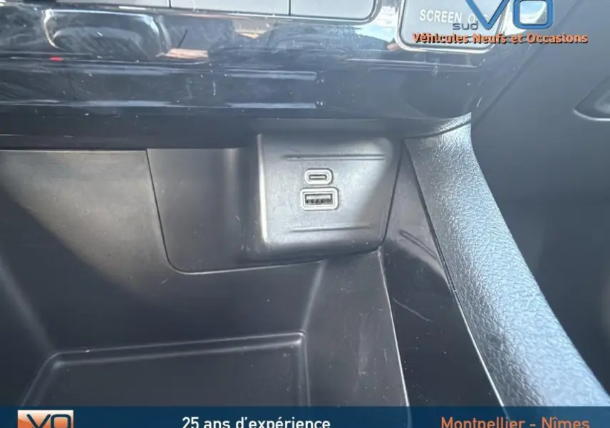 Prise USB type C et USB classique dans la console centrale d'un Jeep Compass blanc 2024, version e-Hybrid Altitude