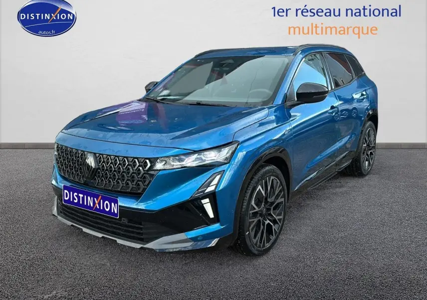 Renault Austral 2026 bleu en 3/4 avant droit avec calandre noire et jantes alliage 20 pouces.