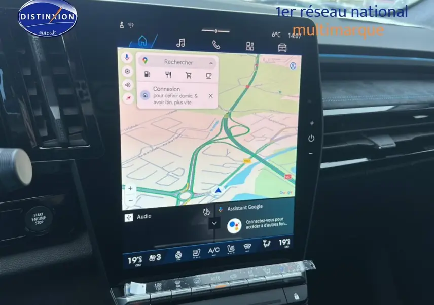 Écran tactile central affichant la navigation dans l’habitacle noir du Renault Austral bleu, vue intérieure côté conducteur.