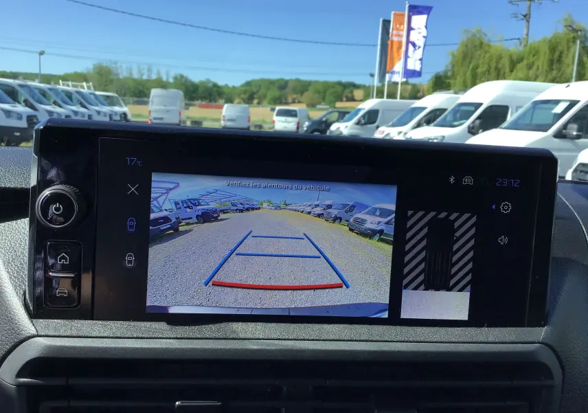 Écran multimédia du Peugeot Expert Fourgon blanc 2025 montrant la caméra de recul avec vue arrière et guidage.